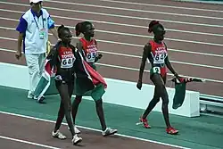 Drei Kenianerinnen auf ihrer Ehrenrunde: Sylvia Jebiwott Kibet (643), Pl.&nbsp;4 / Priscah Jepleting Cherono (639), Pl.&nbsp;3 / Vivian&nbsp;Cheruiyot (640), Pl.&nbsp;2