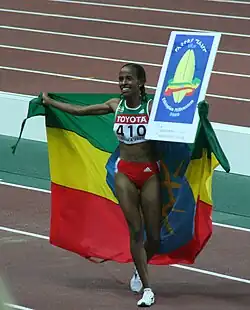 Eine strahlende Weltrekordlerin Meseret Defar, nach ihrem Olympiasieg 2004 und WM-Silber 2005 nun auch mit WM-Gold dekoriert