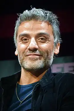 Oscar Isaac spielt Dante Alighieri und Gal Gadot seine Frau Gemma Donati. Sie spielen auch deren Reinkarnationen Nick und dessen Frau Giulietta Tosches