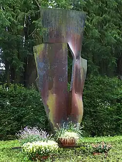 Oscar Wiggli (1927–2016) Bildhauer, Komponist, Schöpfer Experimenteller Klangwelten. Skulptur auf dem Friedhof Wolfgottesacker in Basel. Titel: 103 E, 1993, Geschmiedeter Stahl, 305&nbsp;cm X 145&nbsp;cm,