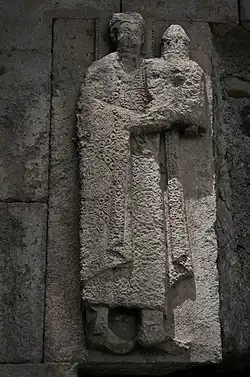 verwitterte Reliefdarstellung von David III. im Kloster Öşk Vank.