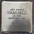 Oskar Helle vor der Fruchtallee 115