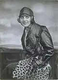 1921. Modefoto. Die Schauspielerin Ossi Oswalda in einer Lederjacke zur Automode Die Frau am Steuer