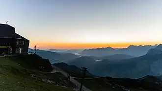 Osterfelderkopf im Sonnenaufgang mit Blick aufs Karwendel und ins Isartal