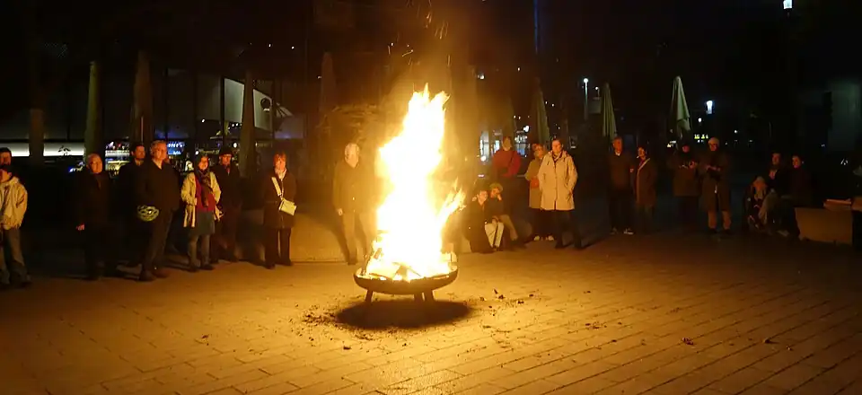 Morgendliches Osterfeuer am Nordende der Kirche