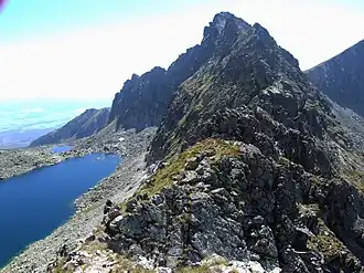 Die Ostrá vom Sattel Furkotské sedlo aus gesehen, links der Bergsee Vyšné Wahlenbergovo pleso
