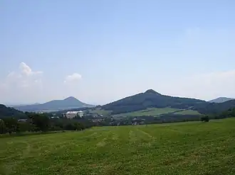 Blick über Milešov zum Ostrý