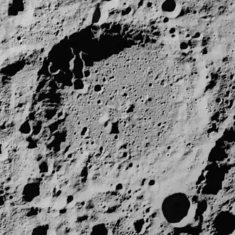 Aufgenommen von Apollo 16 (Norden ist rechts oben; rechts unten im Bild ist der Krater Recht mit einem Durchmesser von 20&nbsp;km)