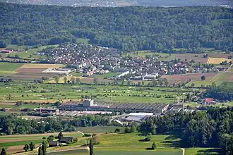 Blick vom Burghorn auf der Lägern auf Dänikon am Nordhang des Altbergs