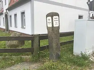 Wegestein aus Granit (19. Jahrhundert) in Ottenhain am Abzweig nach Niedercunnersdorf