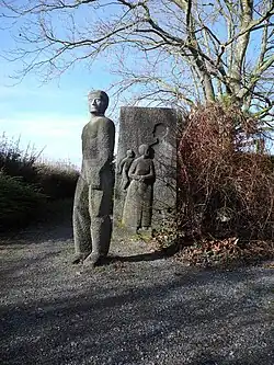 Otto Schaufelberger (1901–1987) Lehrer, Schriftsteller. Skulptur von Hans Zahn, Otto Schaufelberger-Platz. Tägerackerstrasse 41, Uster. Inschrift: „Mich aber treibt es hin zu jenen Menschen, die um etwas Ringen. Ich möchte erfahren, was mich ergreift und erschaudert. Nicht als Ziel, sondern als Weg“. Otto Schaufelberger 1901–1987.