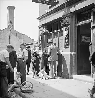 Menschen vor einem Pub in der Water Lane in Richmond (1947)
