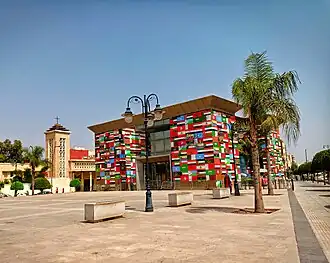 Oujda – Zentraler Platz mit Kunstgalerie