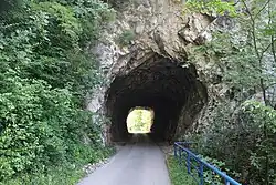 Tunnel im rohen Fels bei Ovčar Banja