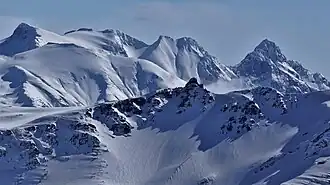 Overlord Mountain (oben links), Diavolo Peak (Mitte oben), Cheakamus Mountain (rechts), Helm Horn (Vordergrund)