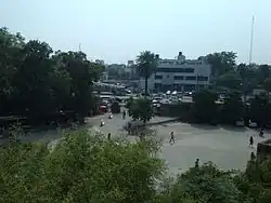 Blick auf den Campus vom Haupteingang