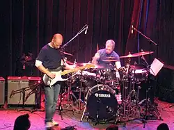 Oz Noy spielt Gitarre neben Dave Weckl am Schlagzeug, Jazz Alley 2011