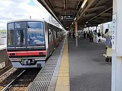 Triebzug der Baureihe 4000 im Bahnhof Ōzone