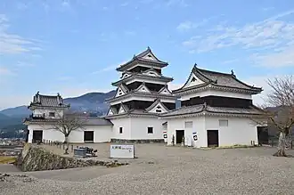 Links: Kōran, Mitte: Burgturm, rechts Daidokoro