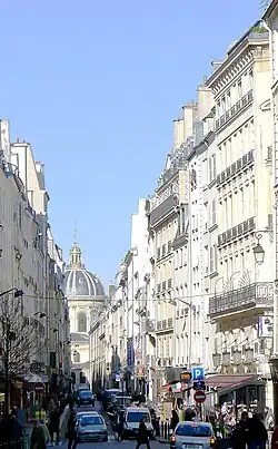 La rue Mazarine en direction de l'Institut de France