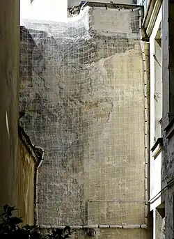 Mauer am Ende des Hofes.