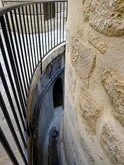 Unterschied zwischen dem heutigen und dem ursprünglichen Bodenniveau des Turms.