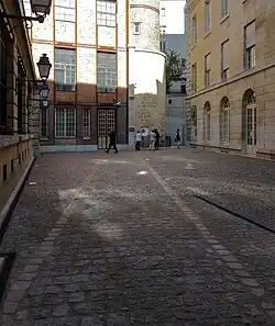 Nummern 57 und 57 bis: Verlauf der Stadtmauer Philipps II. und Turm Pierre Alvart.