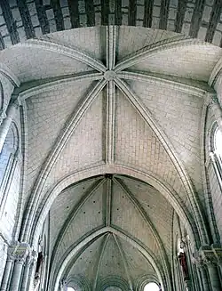 Chor (12. Jh.) der Kirche Saint-Martin in Angers, Kreuz­rippen­gewölbe in Kuffmauerung