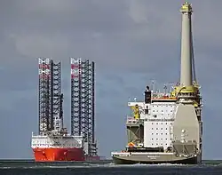 Pacific Osprey zusammen mit Errichterschiff Bokalift 1