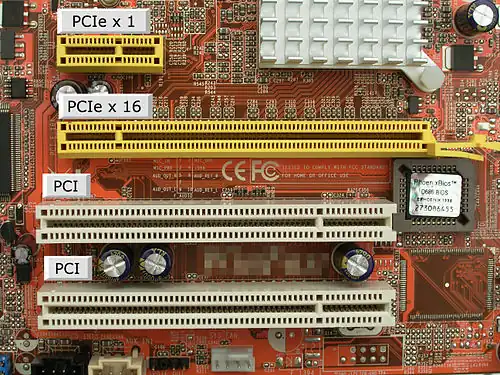 Gelbe PCIe-Slots und weiße PCI-Slots