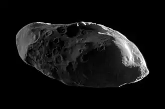 Nacheilende Hemisphäre von Prometheus im reflektierten Licht von Saturn (Cassini, 27. Januar 2010, Entfernung 34.000 km)