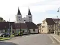 Blick vom Rathaus über den Marktplatz, im Hintergrund die Türme der katholischen Laurentiuskirche[3]