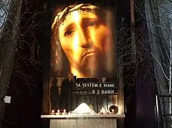 Das Heilige Grab am Karsamstag 2022 mit einem Bibelzitat auf Polnisch und Ukrainisch im Bezug auf den russischen Überfall auf die Ukraine