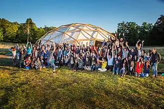 Die POC21 Crew vor der geodätischen Kuppel nach der Finissage.