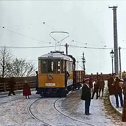 Der P.O.H.É.V.-Triebwagen hat soeben die Brücke über die Donau verlassen und befindet sich am Beginn der Innenstadtschleife