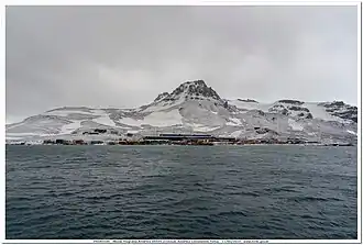 Blick vom Martel Inlet auf die Keller-Halbinsel mit dem oberhalb der brasilianischen Estação Antártica Comandante Ferraz aufragenden Flagstaff Hill und dem rechts des Gipfels befindlichen Flagstaff-Gletscher