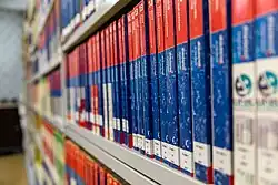 Seitenansicht eines 3 Meter hohen Regals mit Telefonbüchern in den Archivhallen des PTT-Archivs.