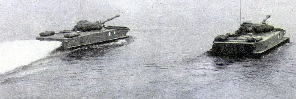 Zwei PT-76B beim Einfahren ins Wasser (Panzer schwimmen noch nicht)