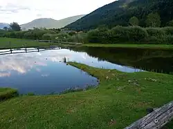 Die mit Grundwasser gefüllte Grabungszone 1