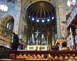 Basilica di Sant’Antonio, Blick in das Presbyterium mit dem Hochaltar