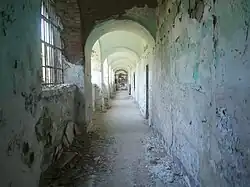 Wände im Zellenblock