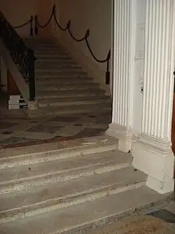 Antrittstufen zum Treppenhaus