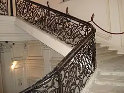 An der Wand Haltekordeln.