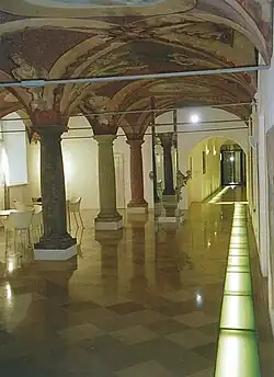 Sala Terrena, Säulen