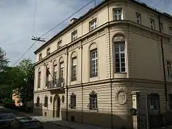 Ein Medaillon an der nördlichen Hausecke zeigt die Ansicht des Gebäudes von 1874