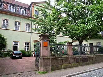 Frontseite und Teil eines Seitenflügel mit Hoftor und Gitterumrandung (2016)