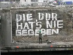 Graffiti am Fundament des abgerissenen Palasts, Oktober 2008[36]