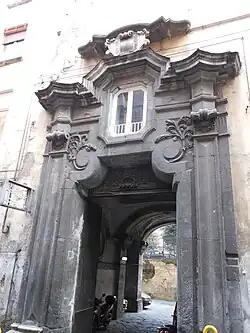 Palazzo Bartolomeo di Maio, Portal