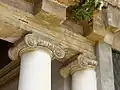 Ionische Kapitelle im Innenhof