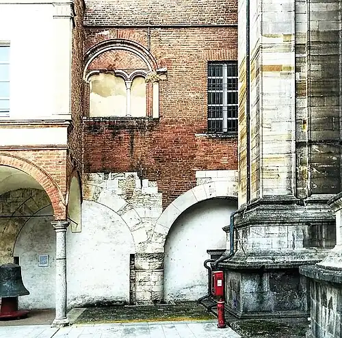 Die Arkaden und die (heute geschlossenen) Dreifenstergruppen des ältesten Flügels des Broletto-Palastes (1197–1198).